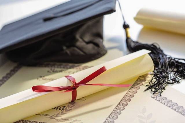 1226891_web1_WEB-graduate