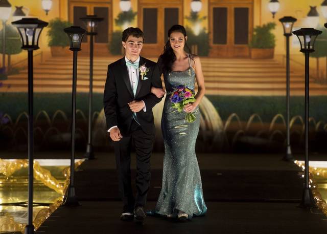999720_web1_GTR-HEMPFIELDPROM080-050519