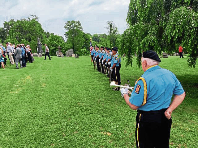1223551_web1_Massari-and-VFW-Post-33-Honor-Guard