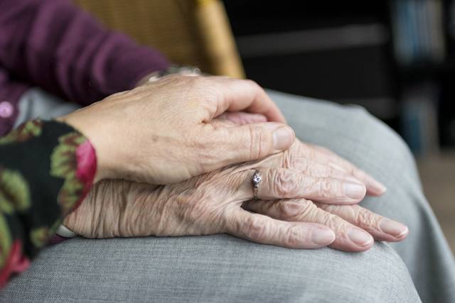 1248157_web1_hands-2906458_1920