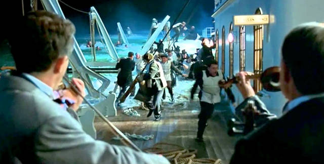 As shopping mall floods, band plays ‘Titanic’ theme