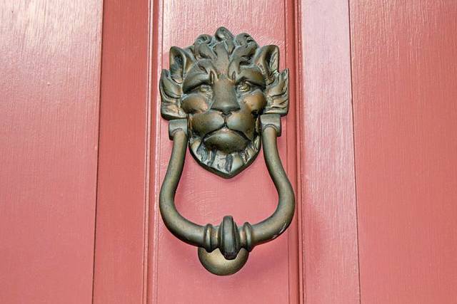 1284270_web1_WEB-door-knocker
