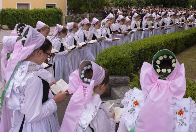 1316545_web1_GTR-GermanCatholics14-062119