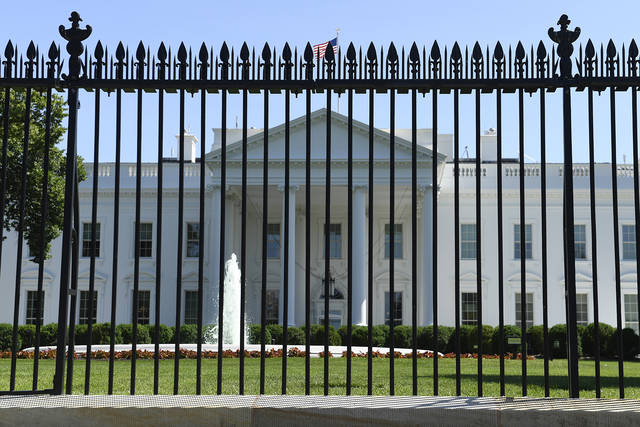 1366398_web1_WhiteHouseFenceA