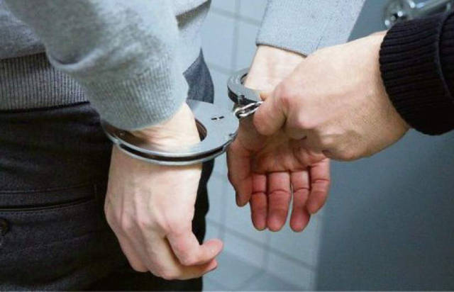 1386620_web1_Handcuffs