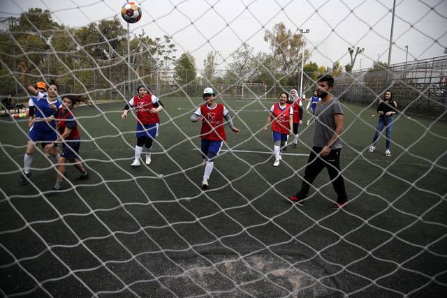 1391223_web1_GTR-refugeesoccer05-091019
