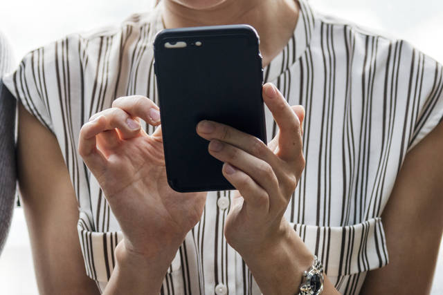 1422257_web1_CellphoneWoman