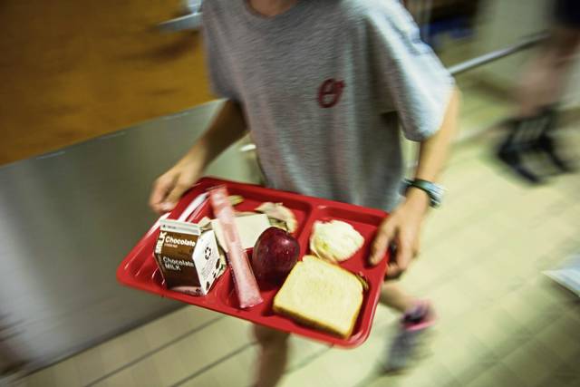 1453198_web1_web-schoollunch-032119