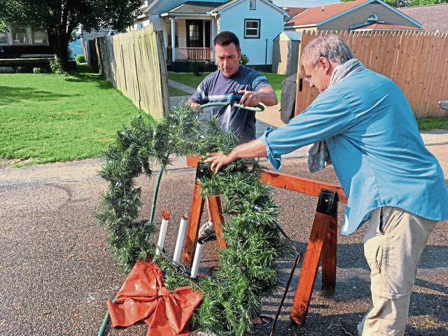 1471158_web1_vnd-harrisonwreaths1-073019