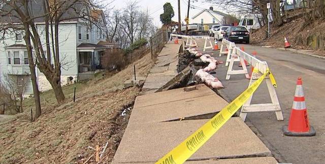 1472543_web1_ptr-housecollapse4-022319