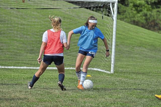 Large, experienced senior class hopes to continue Hampton girls soccer success