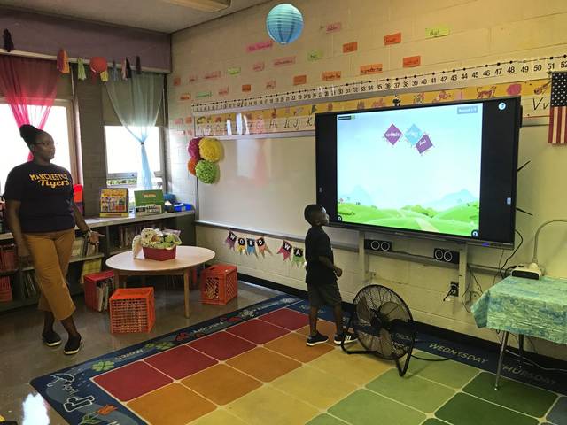 1591928_web1_PTR-SMARTBOARD-2