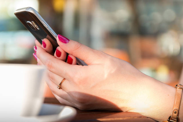 1603001_web1_web-cellphone7