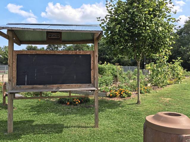 1623631_web1_vnd-gardenworkday1-090419