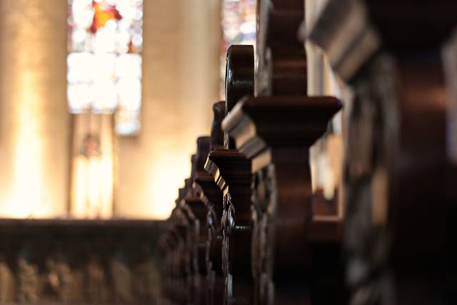1632423_web1_church-pews-2401405_1920
