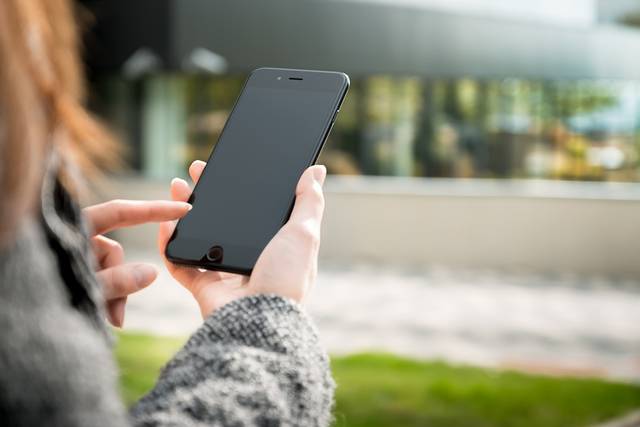 1649288_web1_phonecall