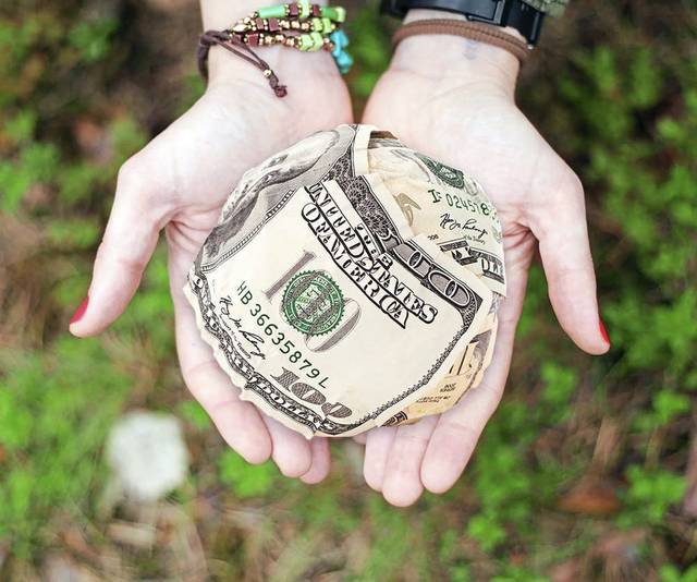 1653928_web1_WEB-money-in-hand