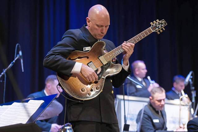 1732873_web1_gtr-TK-navyband1-101719
