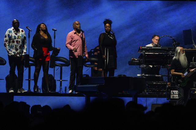 1752462_web1_gtr-liv-philcollins-8-100319