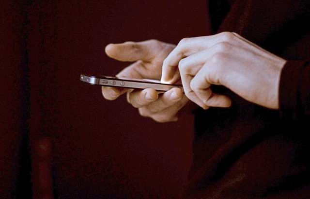 1807355_web1_web-cellphone2