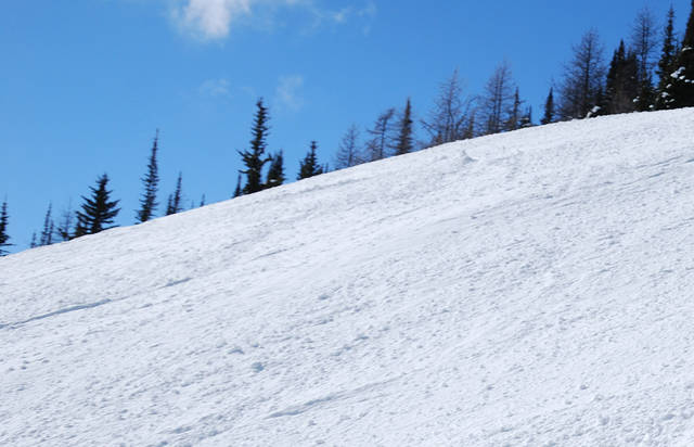 1809344_web1_SnowSkiDownhill