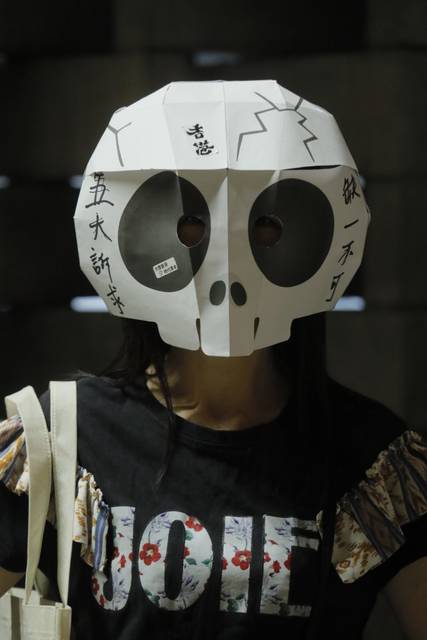 1851554_web1_GTR-hongkongmasks05-102529