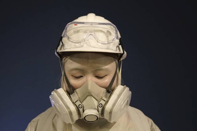 1851554_web1_GTR-hongkongmasks09-102529