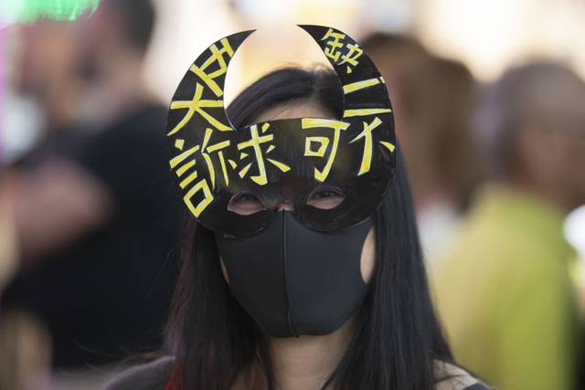 1851554_web1_GTR-hongkongmasks11-102529