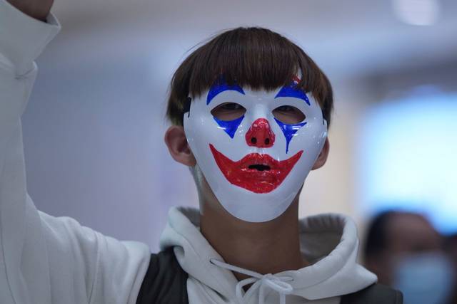 1851554_web1_GTR-hongkongmasks12-102529