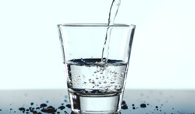 1858849_web1_WaterGlass