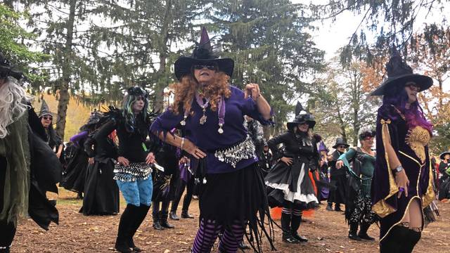 1863712_web1_gtr-witchdance6-102819