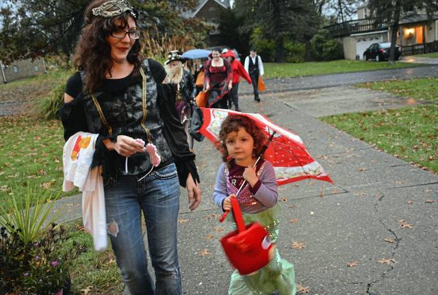 1882427_web1_te-trickortreat2-110719
