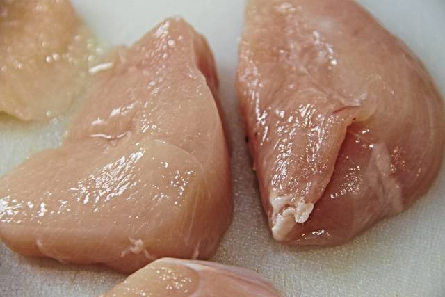 1911638_web1_web-chickenraw