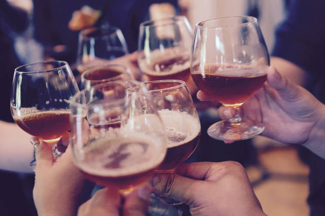 1913670_web1_AlcoholCheers