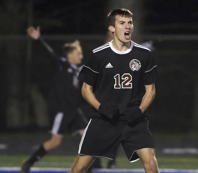 Nate Ward shakes off defenders, leads GCC on deep playoff run