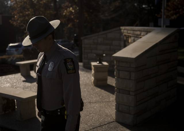 1948099_web1_ptr-policememorial03-111619