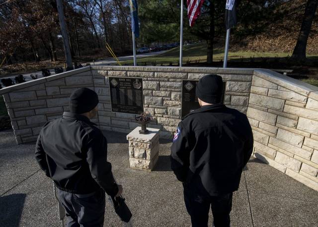 1948099_web1_ptr-policememorial12-111619