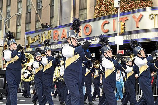 2005363_web1_gtr-FRbandParadeWEB-113019