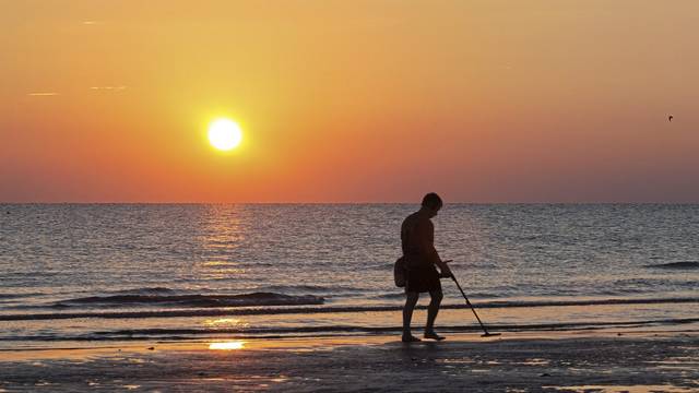 2012125_web1_web-metaldetector