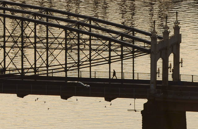 2013435_web1_ptr-SmithfieldStBridge
