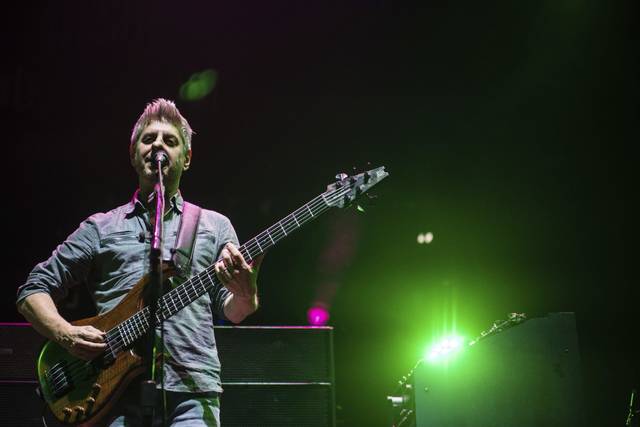2022492_web1_gtr-liv-phish004-120519 2022492_web1_gtr-liv-phish004-120519