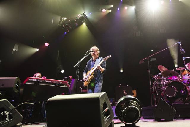 2022492_web1_gtr-liv-phish006-120519 2022492_web1_gtr-liv-phish006-120519