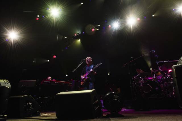 2022492_web1_gtr-liv-phish007-120519 2022492_web1_gtr-liv-phish007-120519