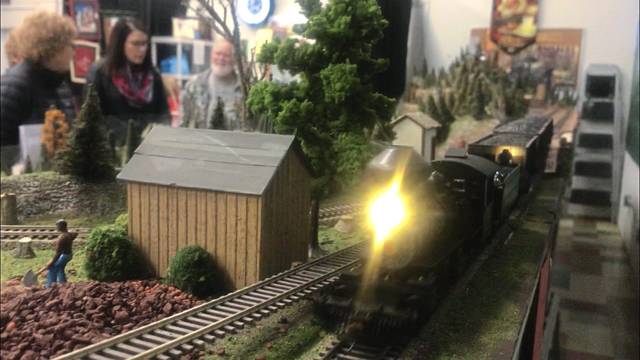 2028684_web1_vnd-holidaytrains4-120919