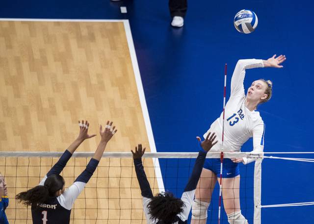 2033682_web1_gtr-Pittvolley05-120719