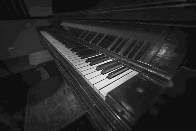 2045345_web1_gtr-liv-musicart-piano-110518