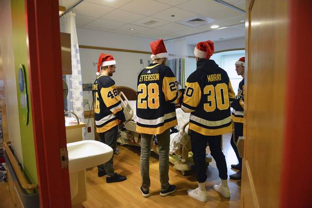 Penguins Play Santa Claus, Spread Holiday Cheer To Ailing Kids At Children's  Hospital - CBS Pittsburgh