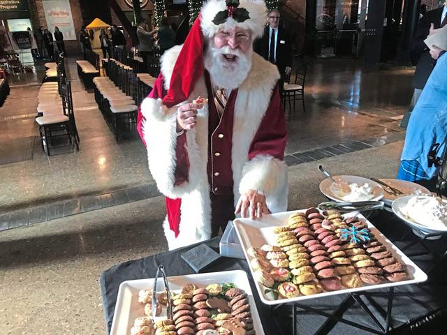 2048008_web1_gtr-liv-realsantas3-122219