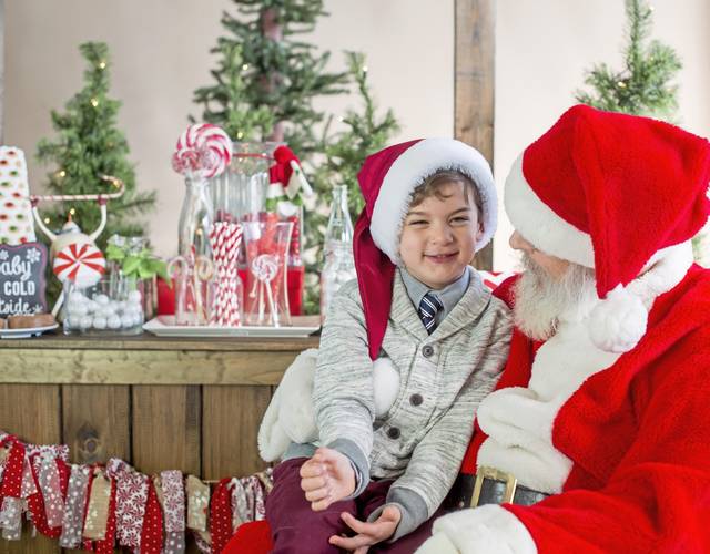 2048008_web1_gtr-liv-realsantas4-122219