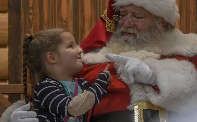 2048008_web1_gtr-liv-realsantas5-122219